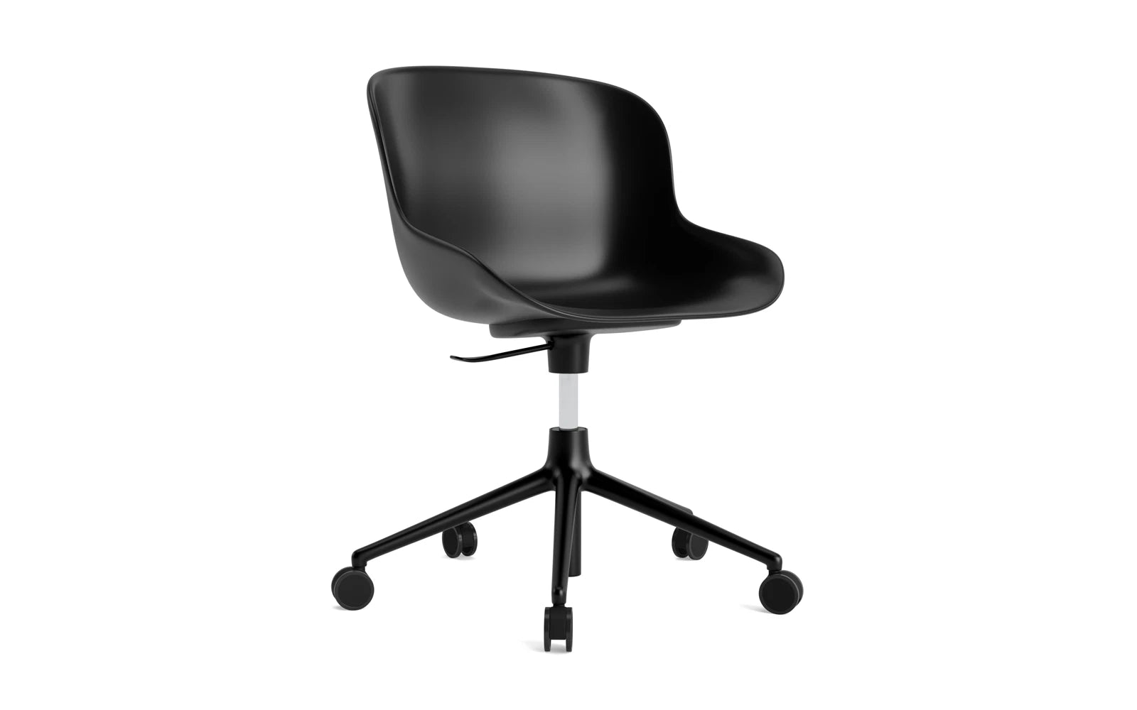 Der Hyg Drehsessel von Normann Copenhagen vereint Hygge, Komfort und Stil mit sanften Linien und Rollen für flexible Gemütlichkeit.