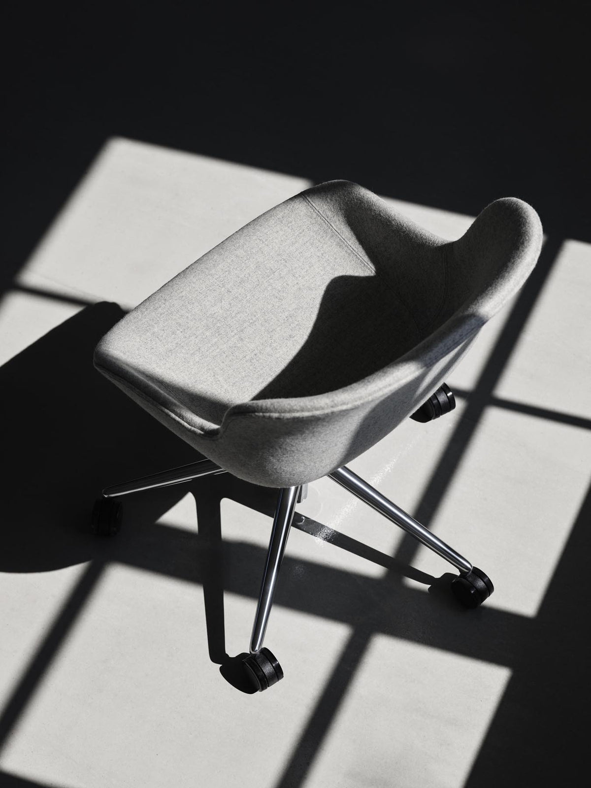 Hyg Drehstuhl mit Rollen in Schwarz präsentiert im Onlineshop von KAQTU Design AG. Dreh-Schalenstuhl mit Rollen ist von Normann Copenhagen
