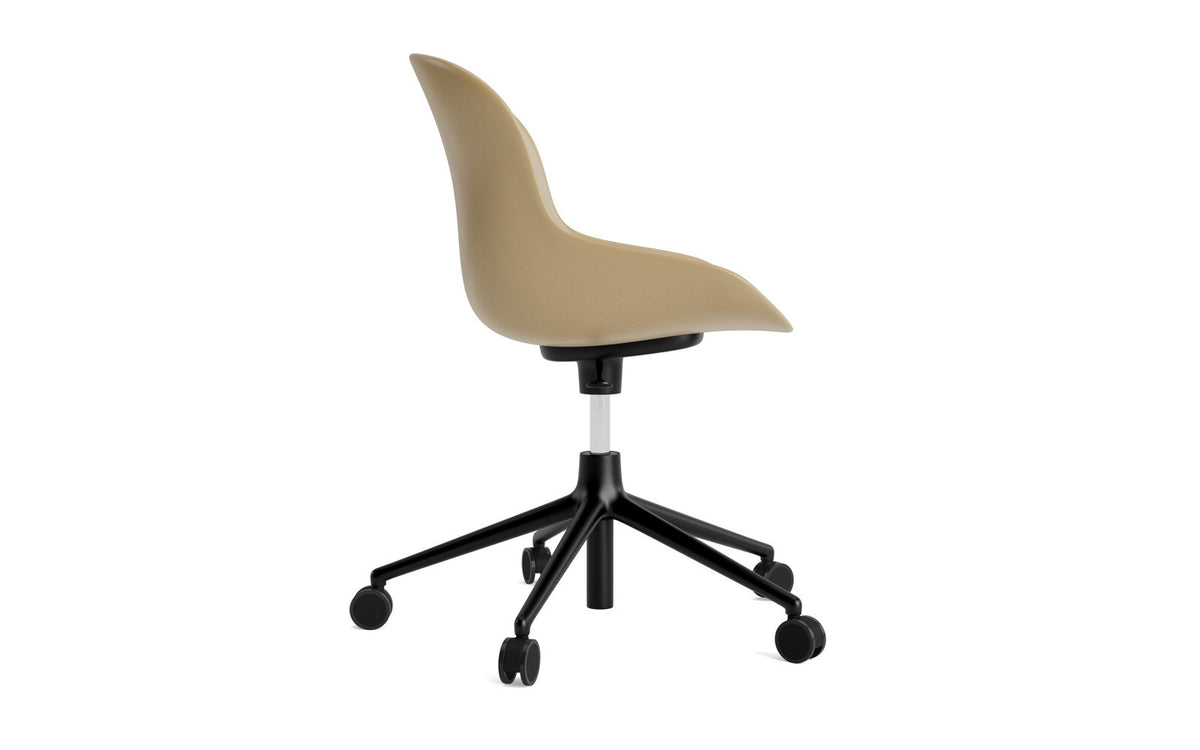Hyg Drehsessel mit Rollen Sand in Sand präsentiert im Onlineshop von KAQTU Design AG. Dreh-Schalenstuhl mit Rollen ist von Normann Copenhagen