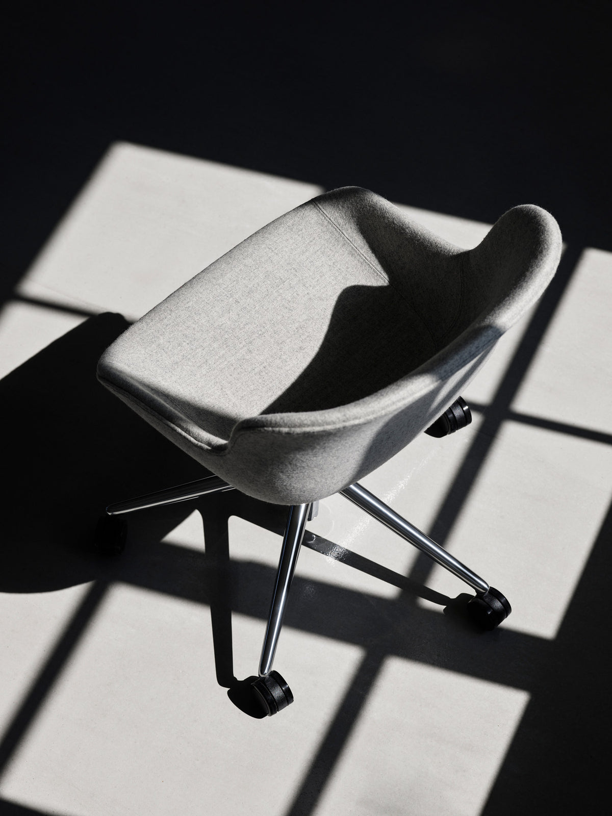 Hyg Drehsessel mit Rollen Sand in Sand präsentiert im Onlineshop von KAQTU Design AG. Dreh-Schalenstuhl mit Rollen ist von Normann Copenhagen
