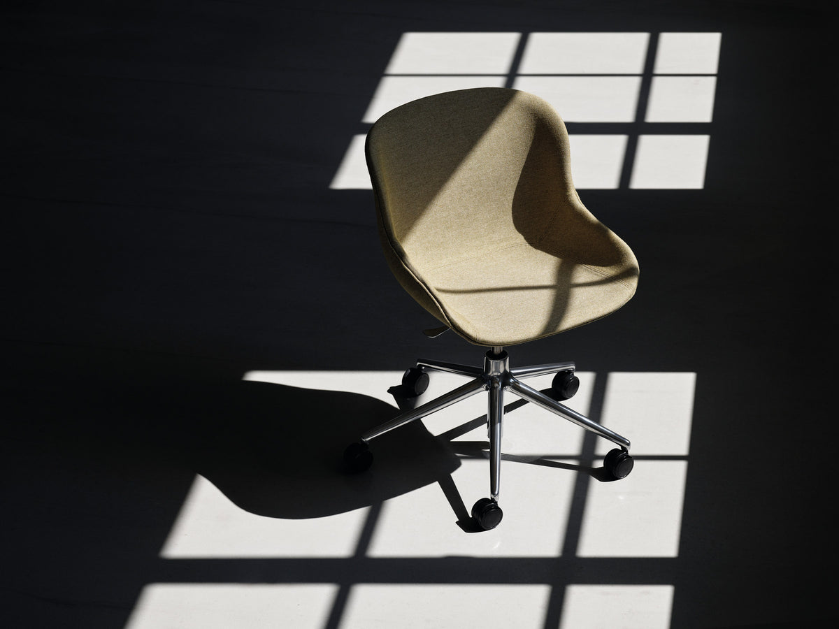 Hyg Drehsessel mit Rollen Sand in Sand präsentiert im Onlineshop von KAQTU Design AG. Dreh-Schalenstuhl mit Rollen ist von Normann Copenhagen