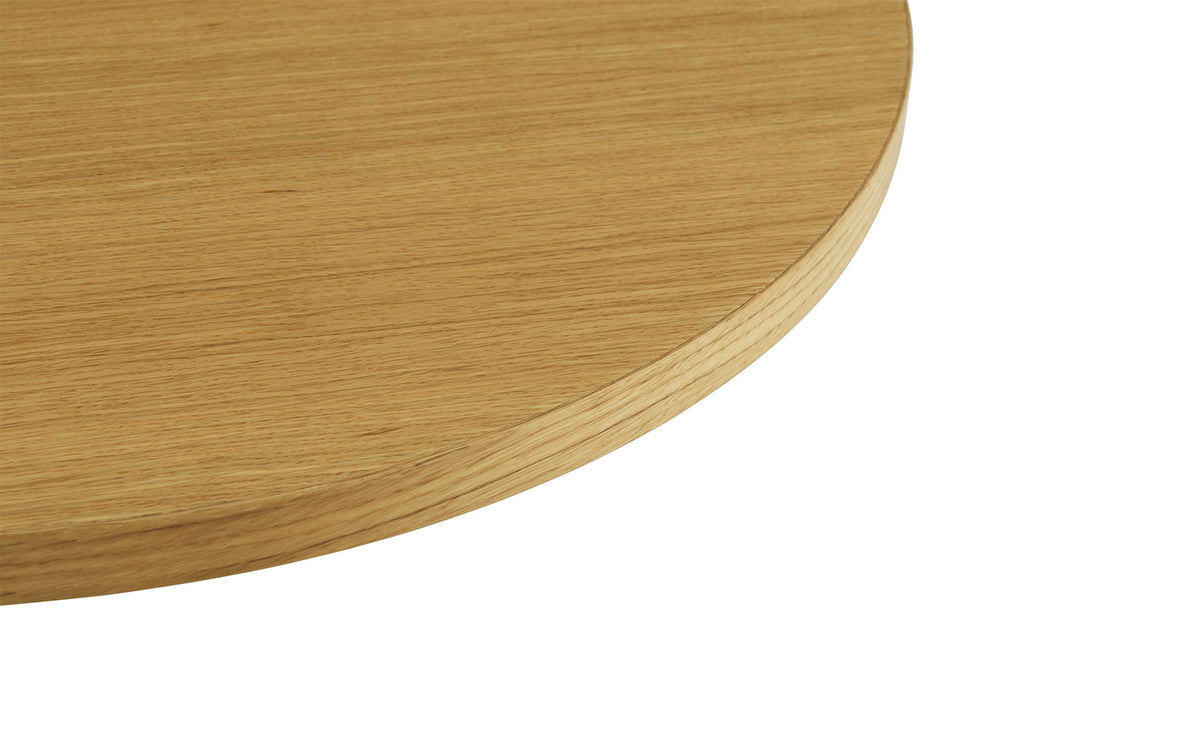Runder Esstisch Form Café Table mit Tischplatte aus Eiche und Beinen aus schwarz lackiertem Aluminium, Höhe 65 cm, Durchmesser 70 cm.