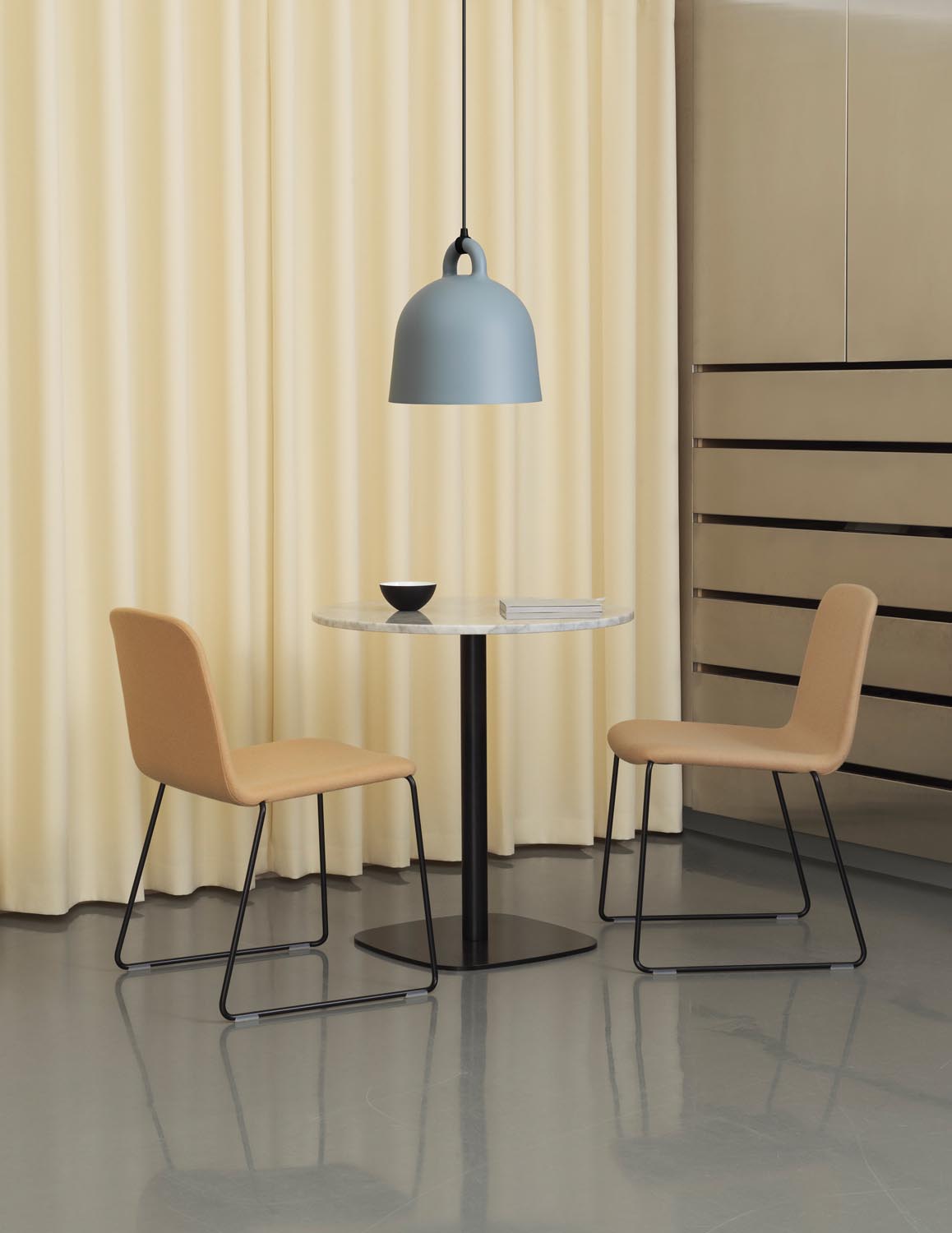 Runder Esstisch Form Café Table von Normann Copenhagen mit schwarzer Marmor-Tischplatte und Gestell aus schwarz lackiertem Aluminium.