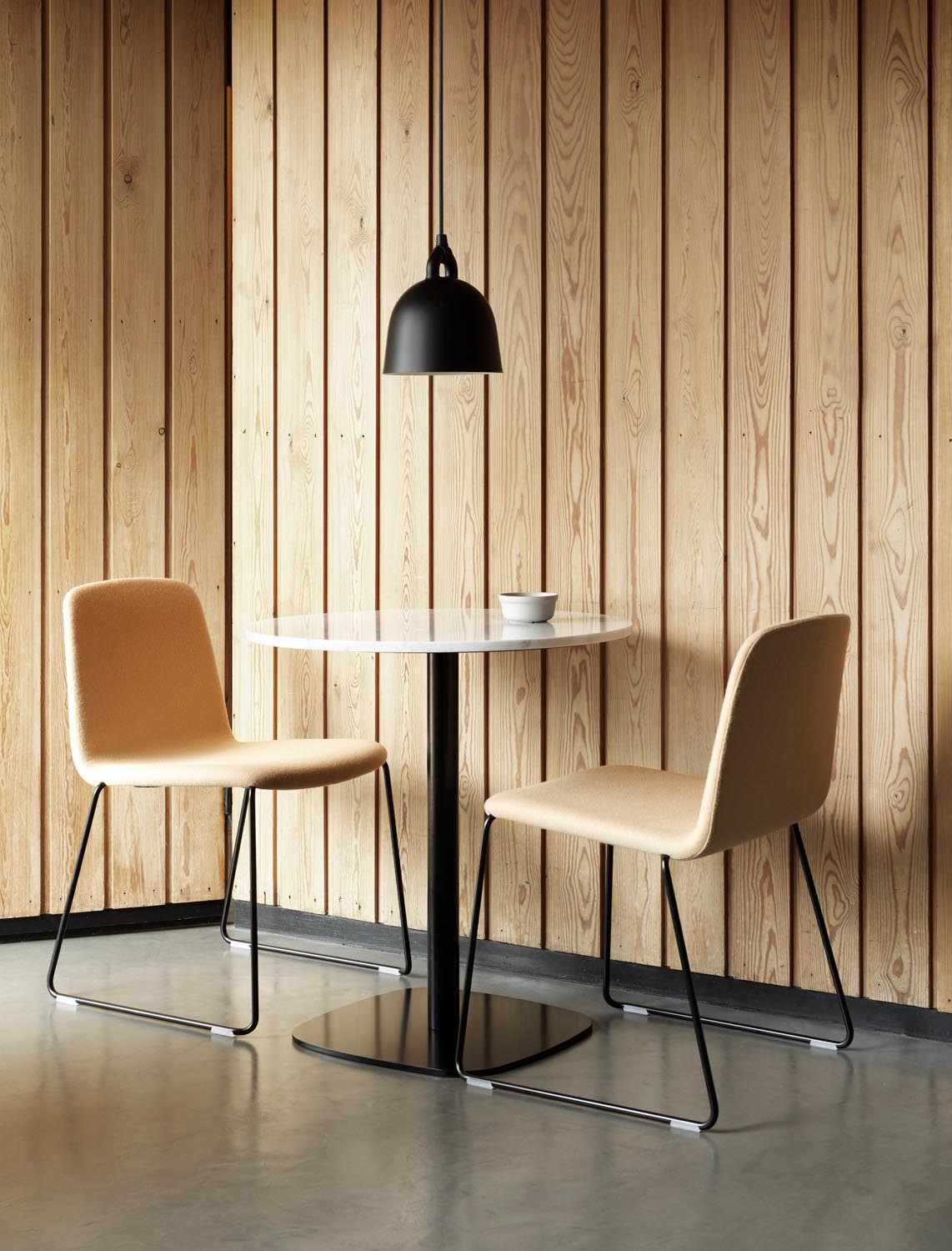 Runder Esstisch Form Café Table von Normann Copenhagen mit schwarzer Marmor-Tischplatte und Gestell aus schwarz lackiertem Aluminium.