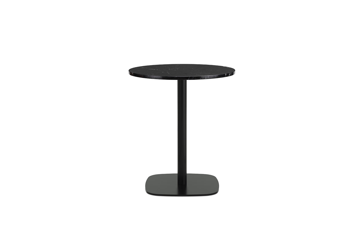 Runder Esstisch Form Cafe Table von Normann Copenhagen mit schwarzer Marmor-Tischplatte und Gestell aus schwarz lackiertem Aluminium.