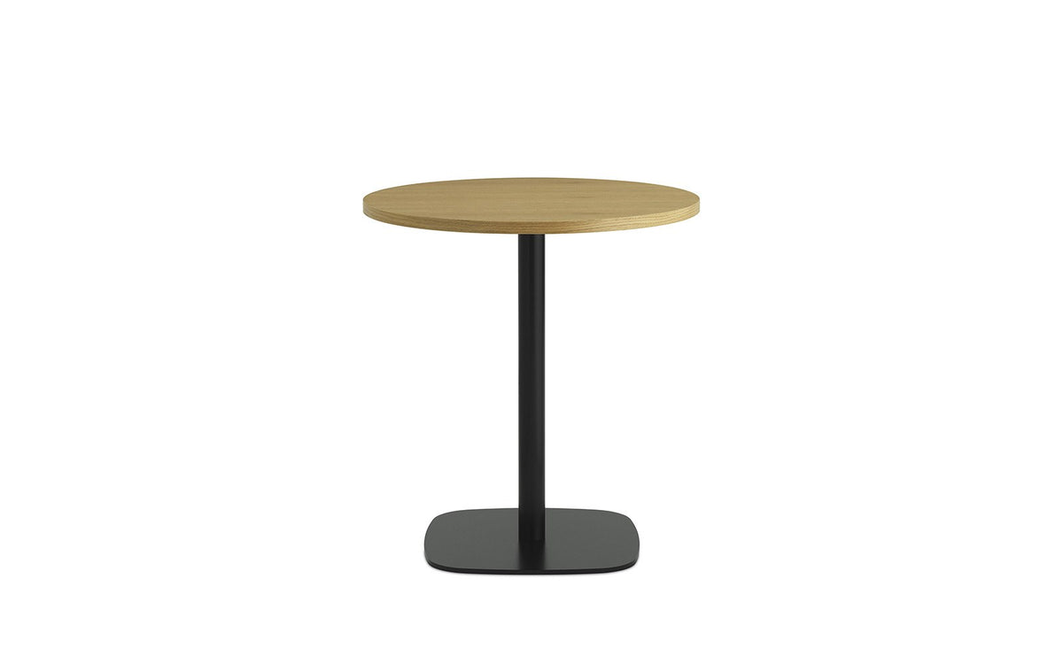 Runder Esstisch mit Tischplatte aus Eiche und Beinen aus schwarz lackiertem Aluminium, Modell Form Café Table von Normann Copenhagen.
