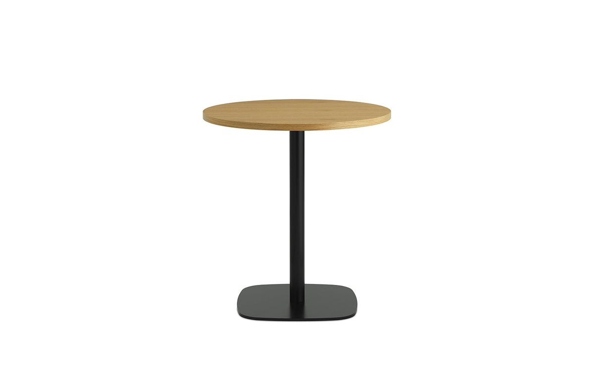 Runder Esstisch mit Tischplatte aus Eiche und Beinen aus schwarz lackiertem Aluminium, Modell Form Café Table von Normann Copenhagen.
