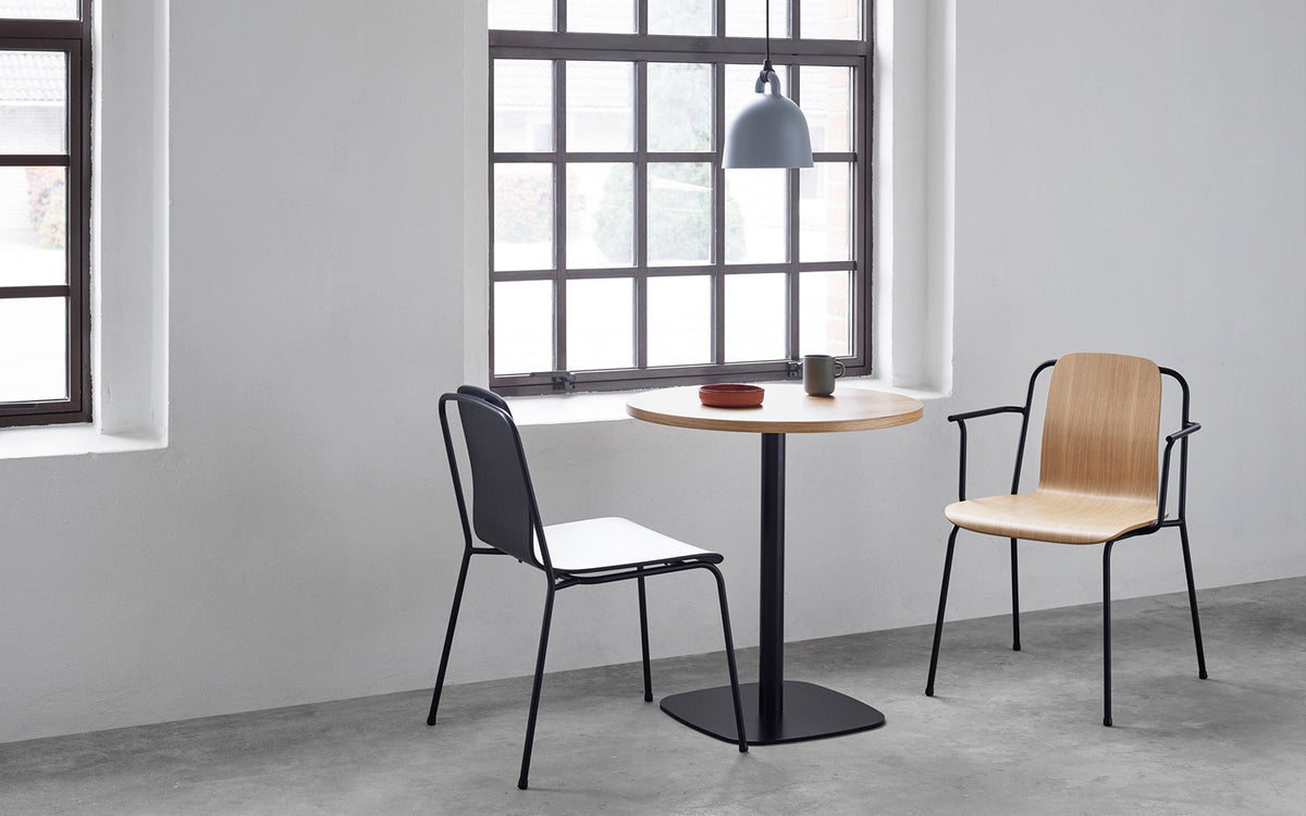 Runder Esstisch mit Tischplatte aus Eiche und Beinen aus schwarz lackiertem Aluminium, Modell Form Café Table von Normann Copenhagen.
