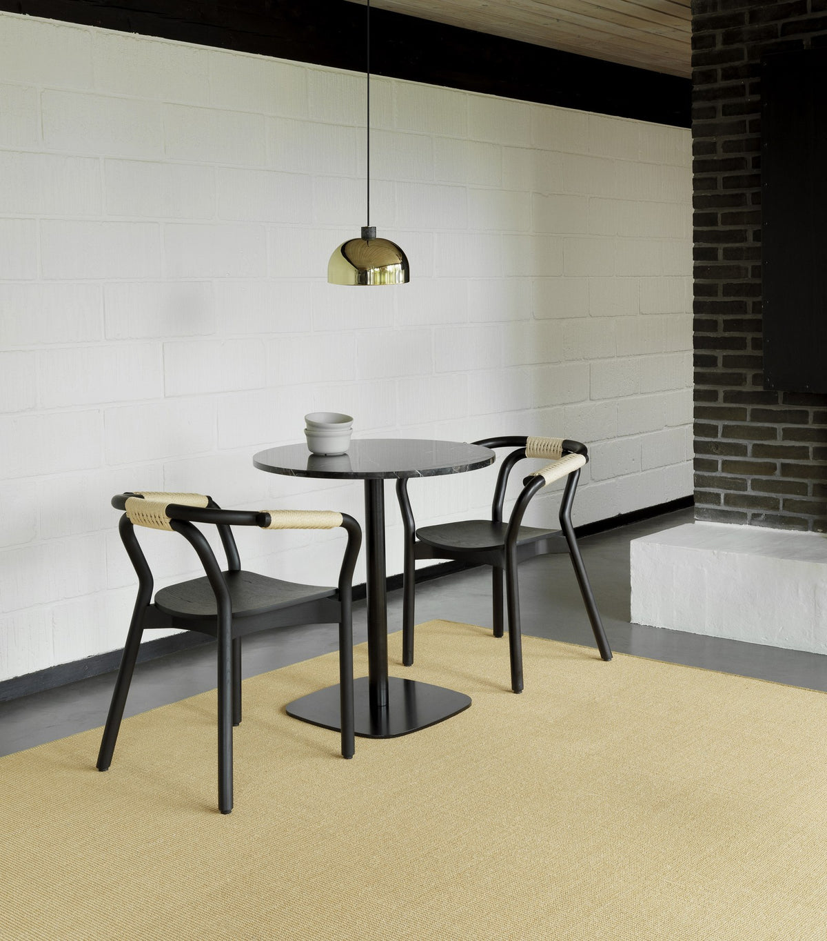 Runder Esstisch Form Café Table von Normann Copenhagen mit schwarzer Marmorplatte und Gestell aus schwarz lackiertem Aluminium.