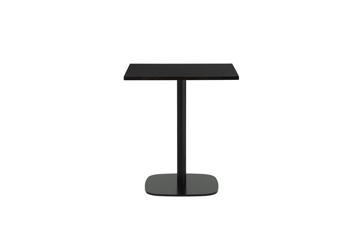 Quadratischer Esstisch Form Cafe Table von Normann Copenhagen mit Eiche-Tischplatte und schwarz lackiertem Aluminiumgestell, Höhe 74,5 cm.