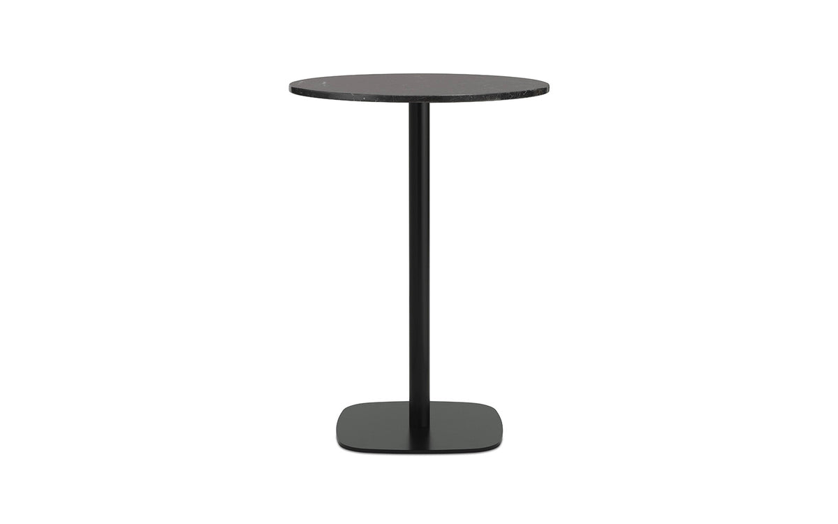 Runder Hochtisch Form Cafe Table von Normann Copenhagen mit Tischplatte aus schwarzem Marmor und Gestell aus schwarz lackiertem Aluminium.