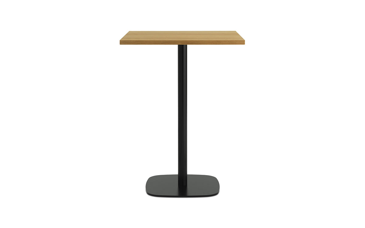 Hochtisch Form Café Table von Normann Copenhagen mit quadratischer Eichenholz-Tischplatte und Gestell aus schwarz lackiertem Aluminium.