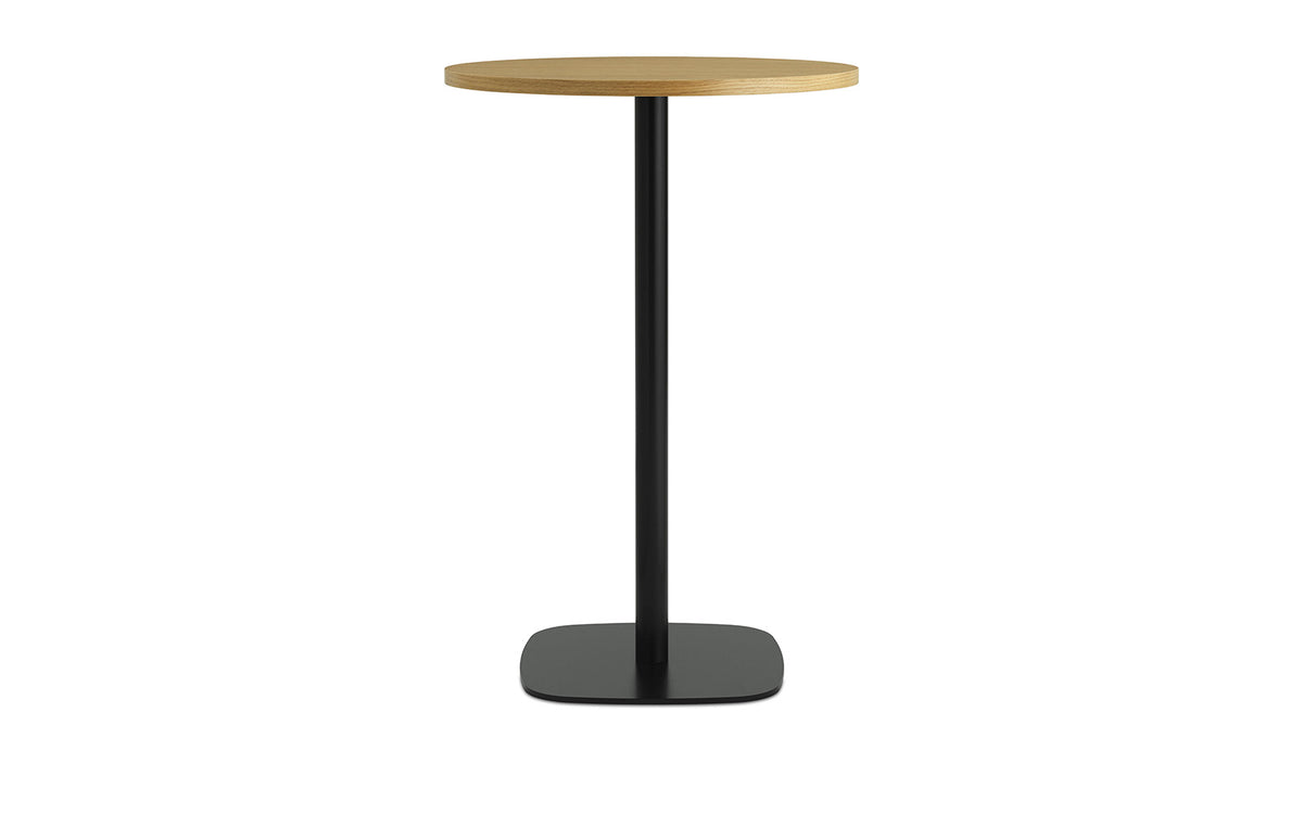 Runder Hochtisch Form Café Table aus Eiche mit Beinen aus schwarz lackiertem Aluminium, Design von Normann Copenhagen.