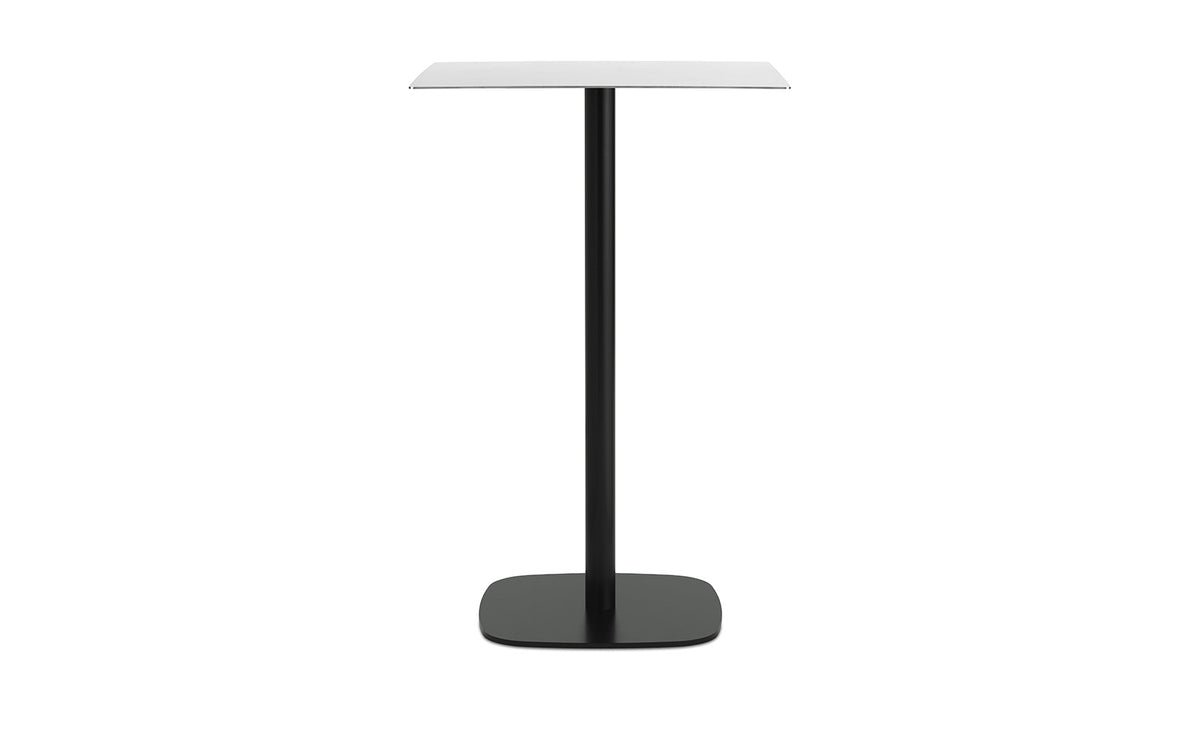 Hochtisch Form von Normann Copenhagen mit quadratischer Edelstahl-Tischplatte und Beinen aus schwarz lackiertem Aluminium, Höhe 104,5 cm.