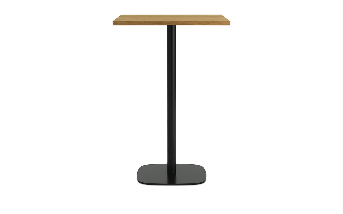 Quadratischer Hochtisch Form Café Table mit Tischplatte aus Eiche und Beinen aus schwarz lackiertem Aluminium, Höhe 104,5 cm.