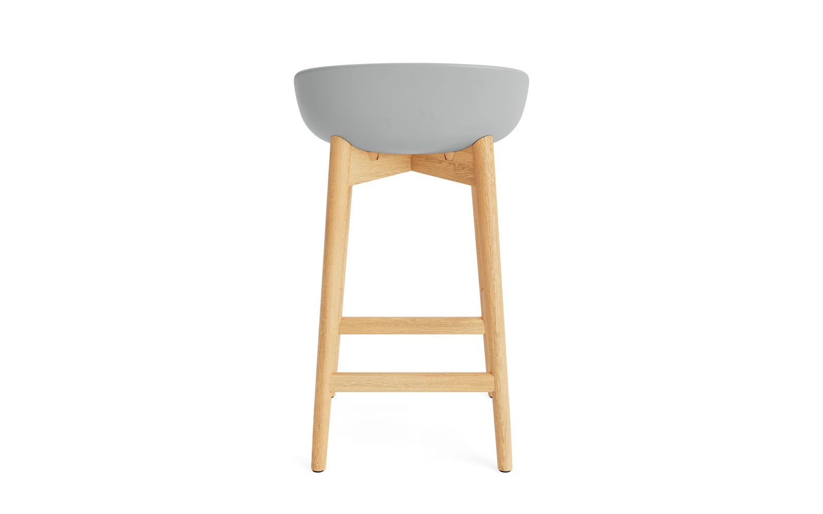 Genießen Sie den Hyg Barhocker 65 cm in Eiche Grau von Normann Copenhagen – ein elegantes Design, das Gemütlichkeit und Stil in Ihr Zuhause bringt.