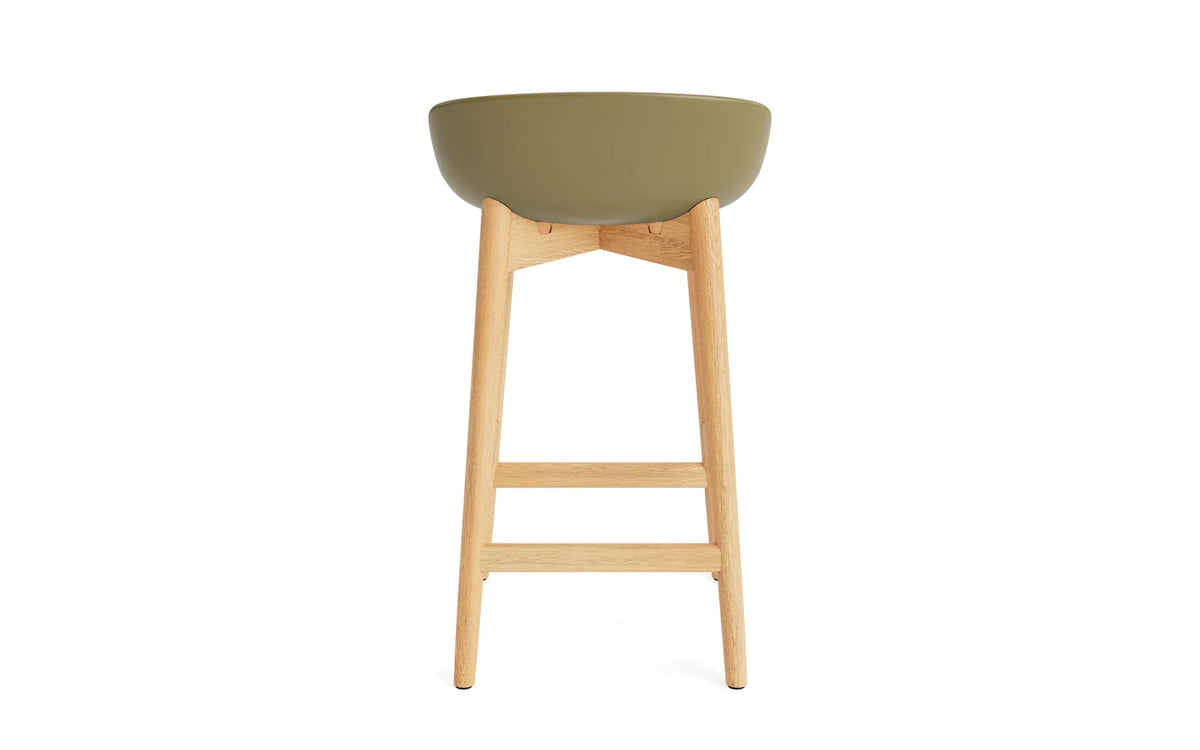 Hyg Barhocker 65 cm Eiche Olive in Olive präsentiert im Onlineshop von KAQTU Design AG. Barstuhl ist von Normann Copenhagen