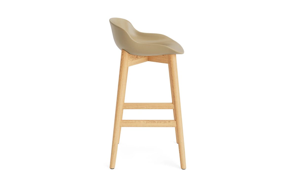Hyg Barhocker 65 cm Eiche Sand in Sand präsentiert im Onlineshop von KAQTU Design AG. Barstuhl ist von Normann Copenhagen
