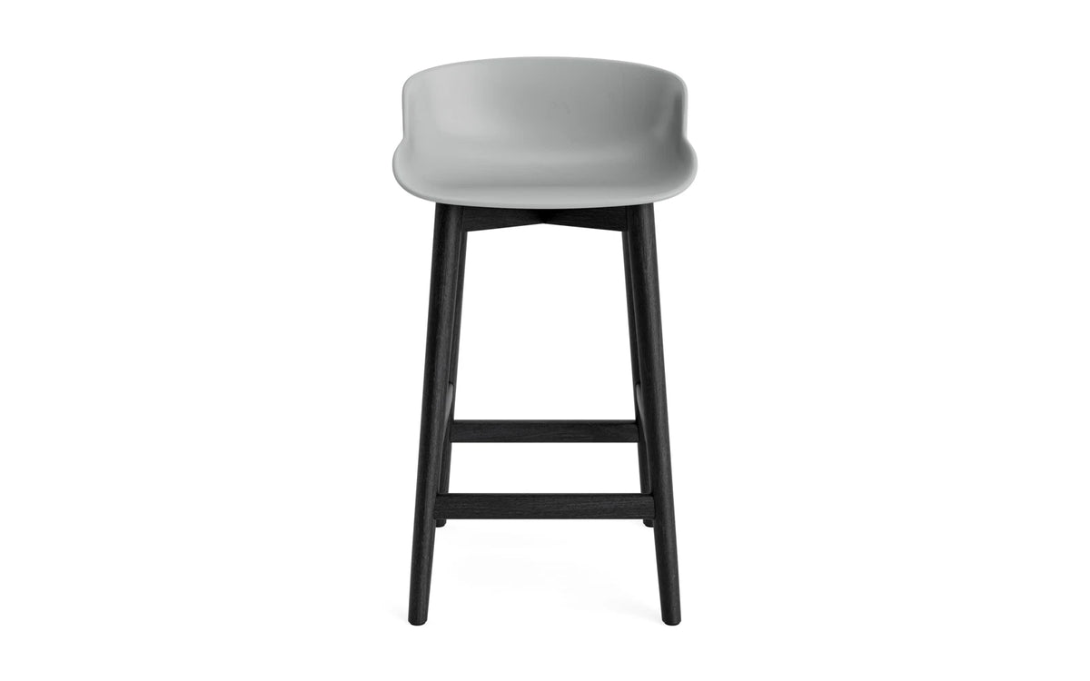 Hyg Barhocker 65 cm schwarze Eiche/grau in Grau präsentiert im Onlineshop von KAQTU Design AG. Barstuhl ist von Normann Copenhagen