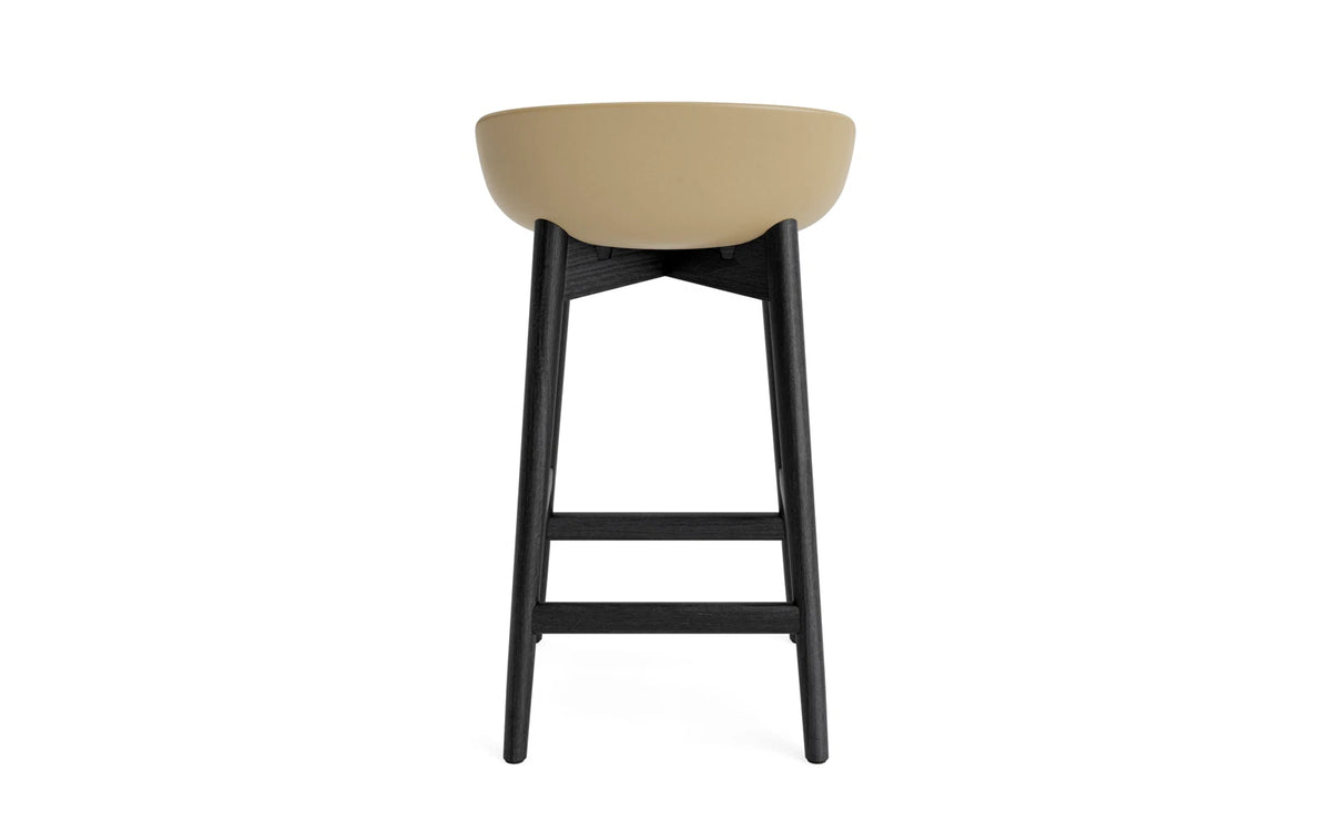 Hyg Barhocker 65 cm Schwarze Eiche/Sand in Sand präsentiert im Onlineshop von KAQTU Design AG. Barstuhl ist von Normann Copenhagen