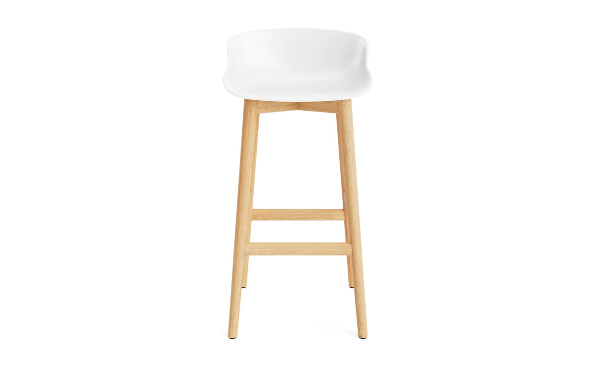 Hyg Barhocker 75 cm Eiche Weiss in Weiss präsentiert im Onlineshop von KAQTU Design AG. Barstuhl ist von Normann Copenhagen