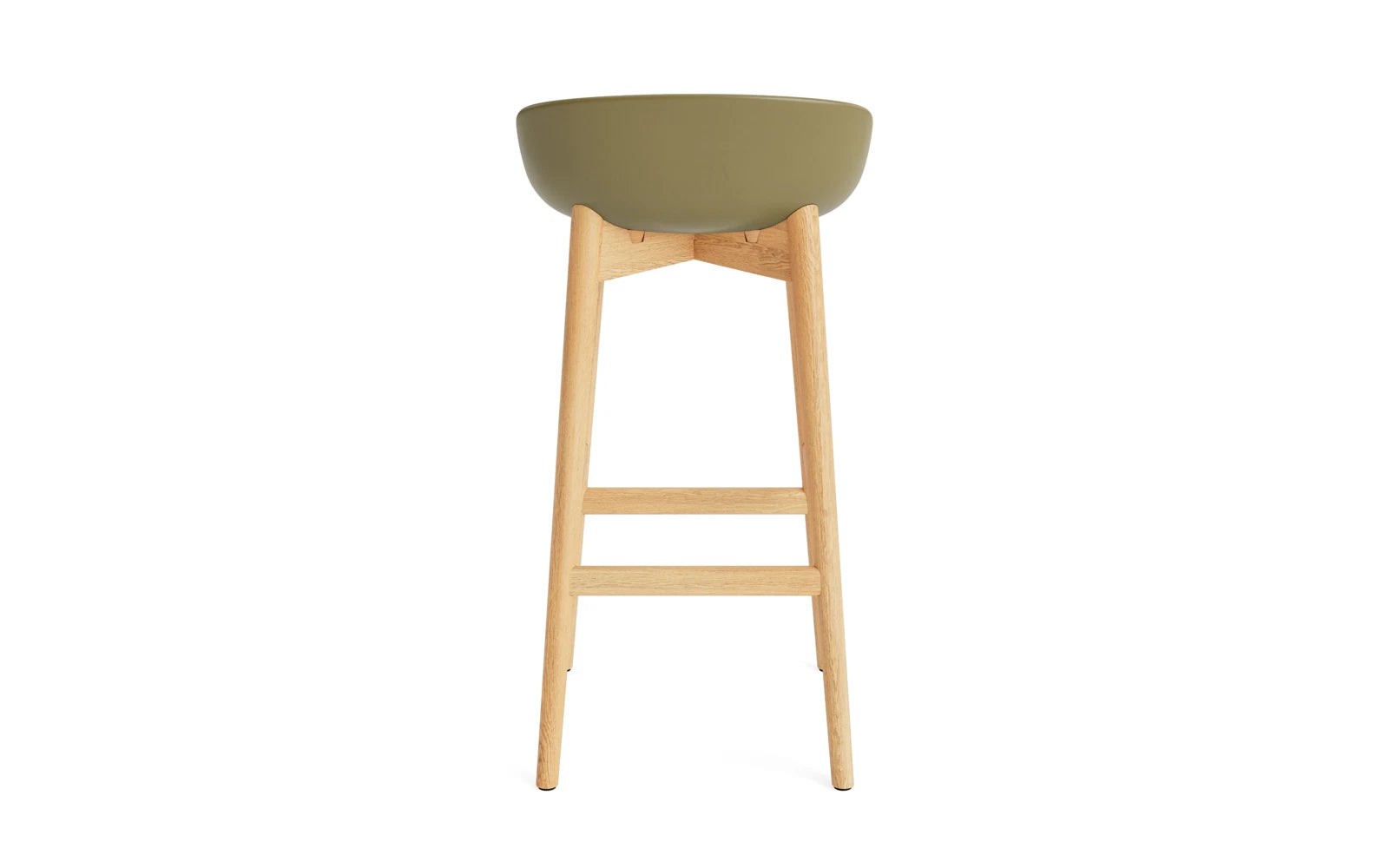 Genießen Sie den Hyg Barhocker 75 cm in Eiche Olive von Normann Copenhagen – ein harmonisches Design, das Gemütlichkeit und Funktionalität perfekt kombiniert.