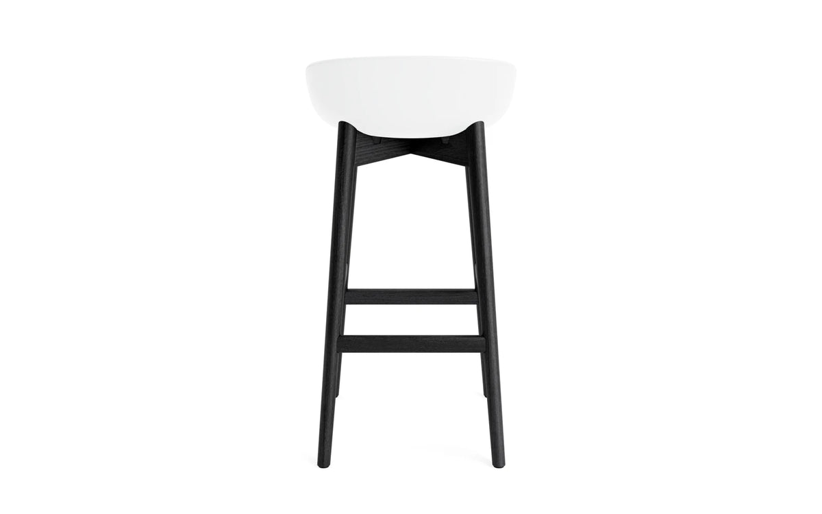 Hyg Barhocker 75 cm Schwarze Eiche/Weiss in Weiss präsentiert im Onlineshop von KAQTU Design AG. Barstuhl ist von Normann Copenhagen