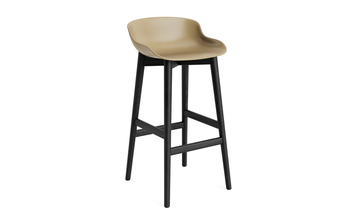 Hyg Barhocker 75 cm Schwarze Eiche/Sand in Sand präsentiert im Onlineshop von KAQTU Design AG. Barstuhl ist von Normann Copenhagen
