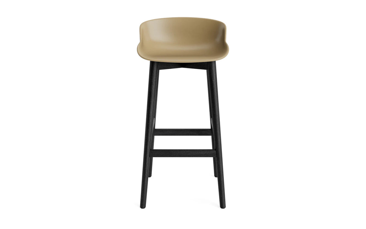 Hyg Barhocker 75 cm Schwarze Eiche/Sand in Sand präsentiert im Onlineshop von KAQTU Design AG. Barstuhl ist von Normann Copenhagen