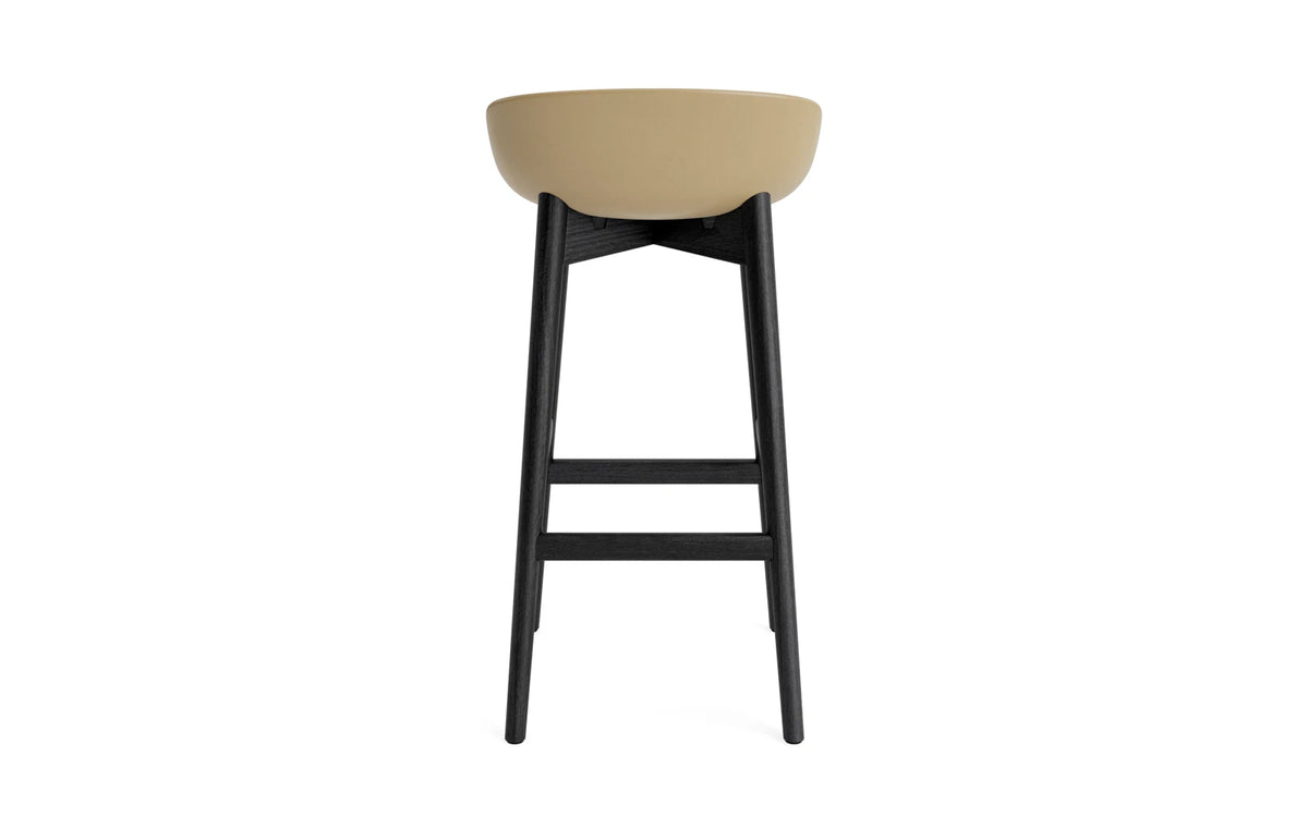 Hyg Barhocker 75 cm Schwarze Eiche/Sand in Sand präsentiert im Onlineshop von KAQTU Design AG. Barstuhl ist von Normann Copenhagen