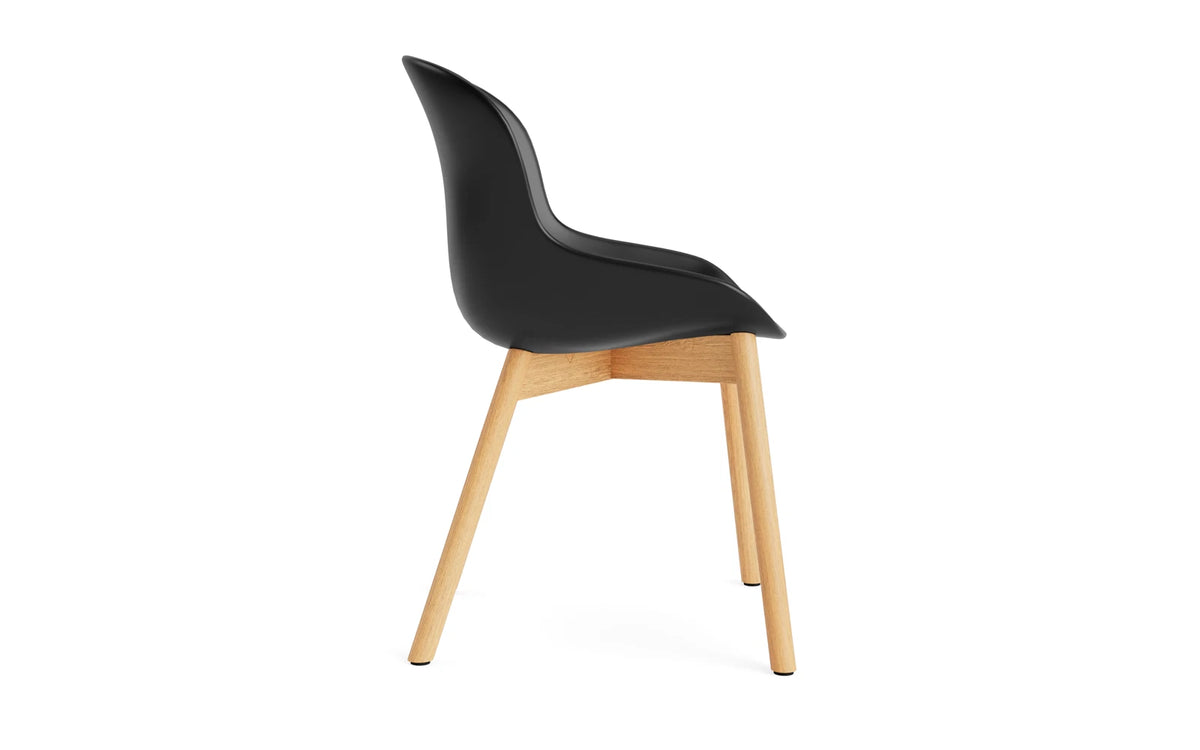 Hyg Stuhl Eiche Schwarz in Schwarz präsentiert im Onlineshop von KAQTU Design AG. Stuhl ist von Normann Copenhagen