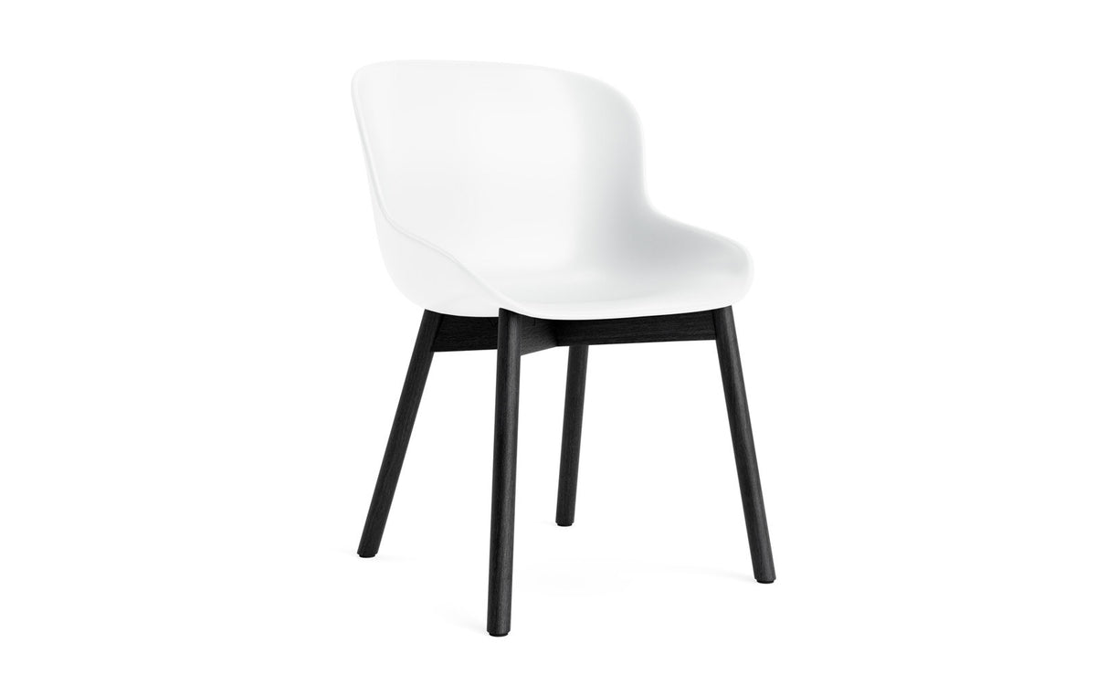 Hyg Stuhl Schwarze Eiche/Weiss in Weiss präsentiert im Onlineshop von KAQTU Design AG. Stuhl ist von Normann Copenhagen