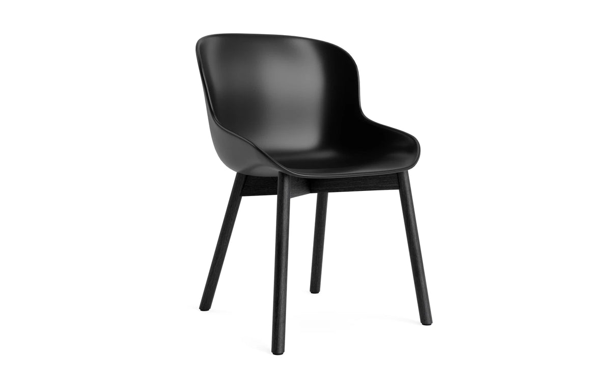 Hyg Stuhl Schwarze Eiche/Schwarz in Schwarz präsentiert im Onlineshop von KAQTU Design AG. Stuhl ist von Normann Copenhagen