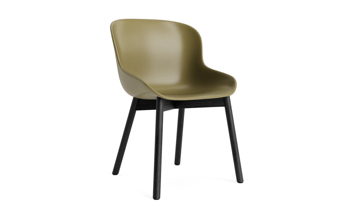 Hyg Stuhl Schwarze Eiche/Olive in Olive präsentiert im Onlineshop von KAQTU Design AG. Stuhl ist von Normann Copenhagen