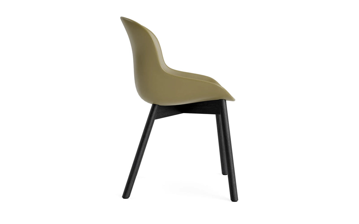 Hyg Stuhl Schwarze Eiche/Olive in Olive präsentiert im Onlineshop von KAQTU Design AG. Stuhl ist von Normann Copenhagen