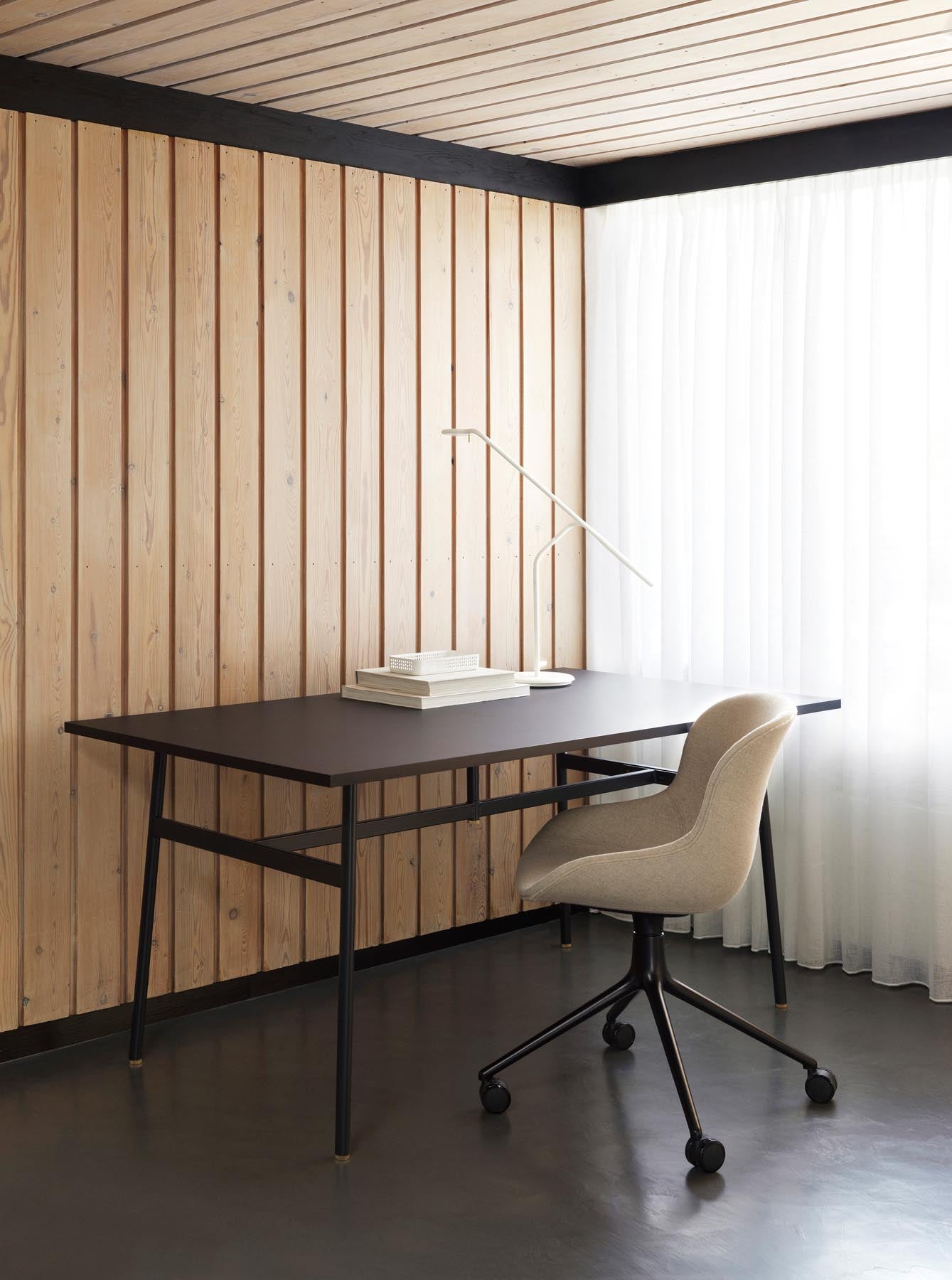 Entdecken Sie den Hyg Drehstuhl 4W von Normann Copenhagen – ein stilvoller, bequemer Stuhl in Grau, der modernes Design mit dänischer Hygge verbindet.