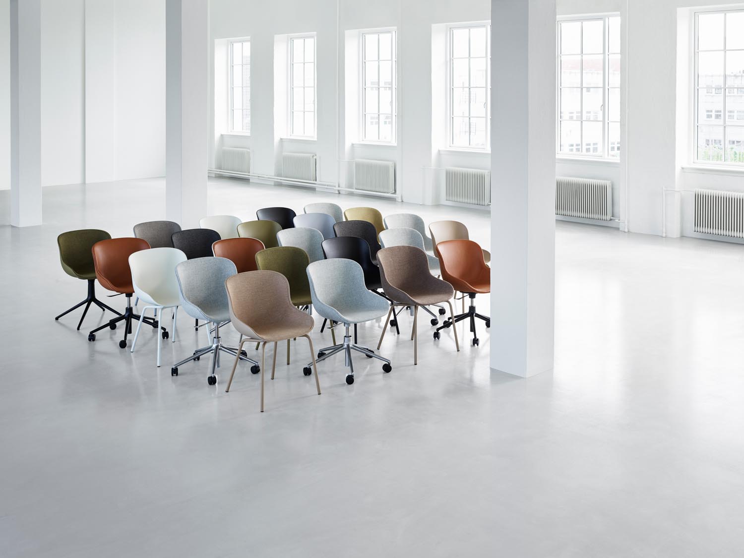 Erleben Sie den Hyg Drehstuhl 4W von Normann Copenhagen – ein eleganter Drehstuhl aus schwarzem Aluminium mit grauem Bezug, perfekt für stilvolle Ess- und Loungebereiche.