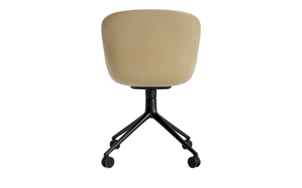 Hyg Drehstuhl 4W schwarzes Aluminium/Sand in Sand präsentiert im Onlineshop von KAQTU Design AG. Drehstuhl ist von Normann Copenhagen