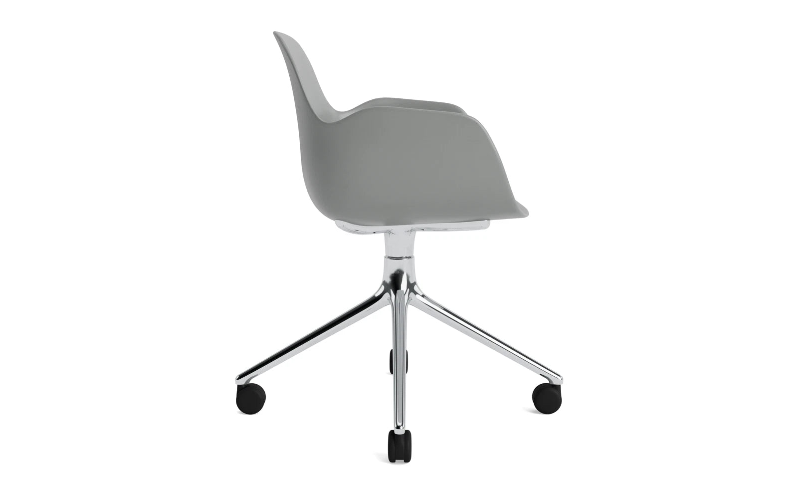 Erleben Sie den Form Drehsessel 4W Aluminium/Grau von Normann Copenhagen – ein stilvolles, drehbares Möbelstück, das Funktionalität und Eleganz vereint.