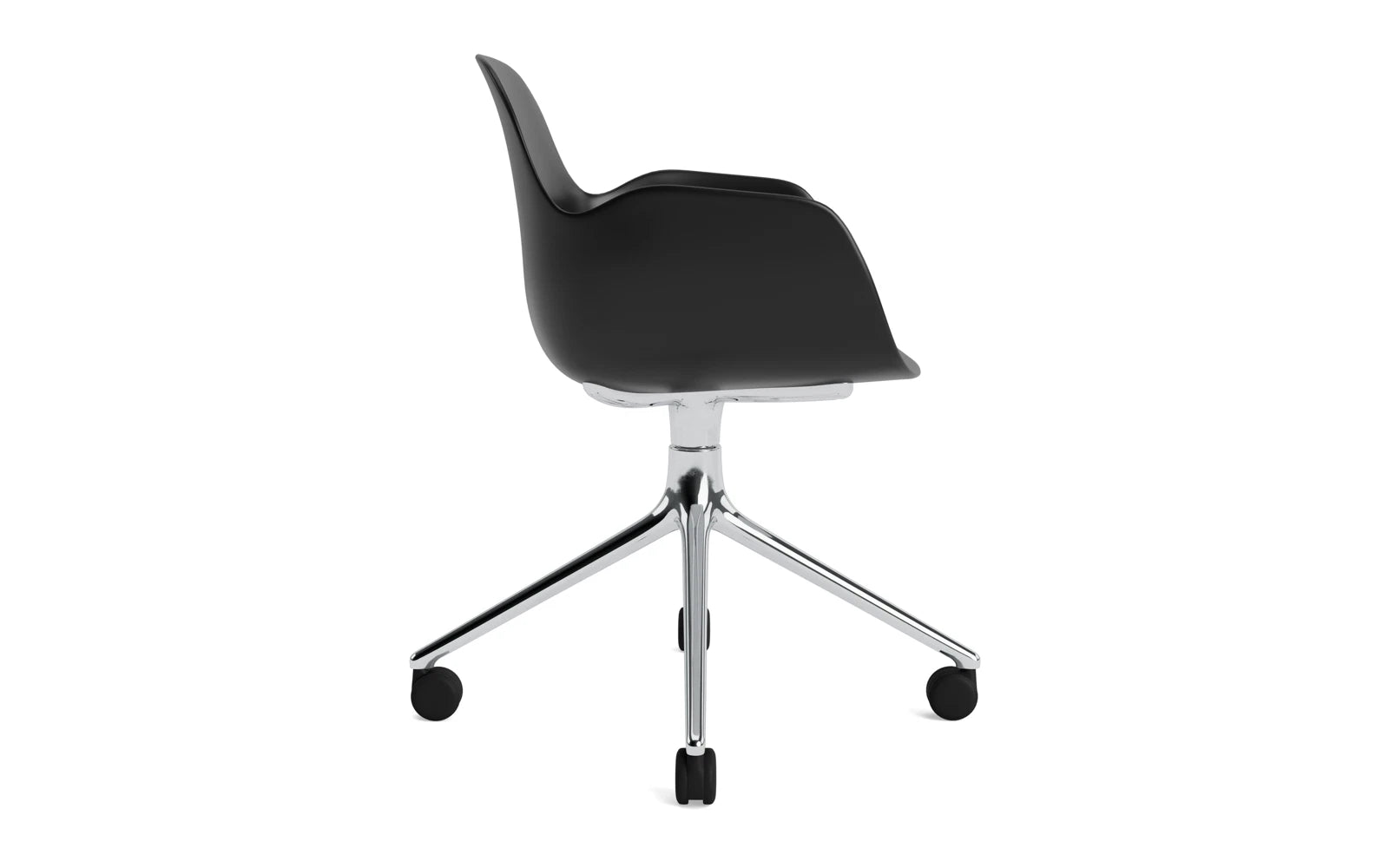 Entdecken Sie den Form Drehsessel 4W Aluminium/Schwarz von Normann Copenhagen – ein elegantes, anpassbares Designhighlight für jeden Raum.