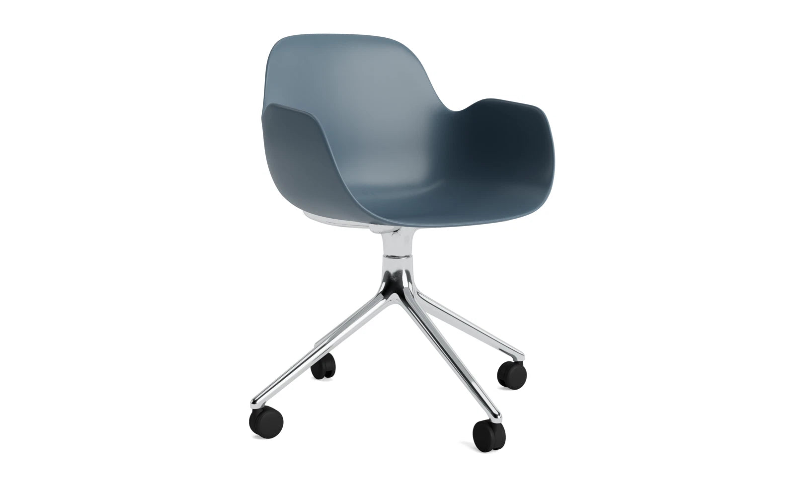Form Drehsessel 4W Aluminium/Blau in präsentiert im Onlineshop von KAQTU Design AG. Sessel ist von Normann Copenhagen