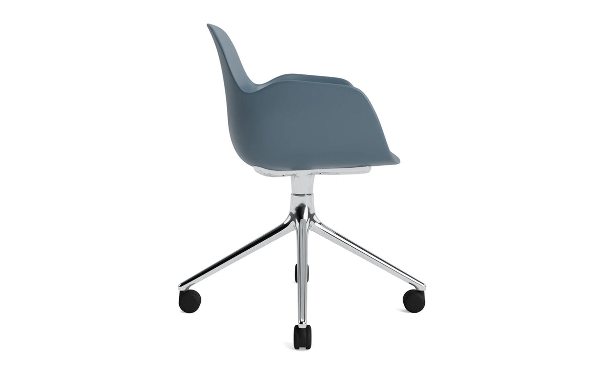 Form Drehstuhl 4W Aluminium/Blau in Blau präsentiert im Onlineshop von KAQTU Design AG. Bürostuhl ist von Normann Copenhagen
