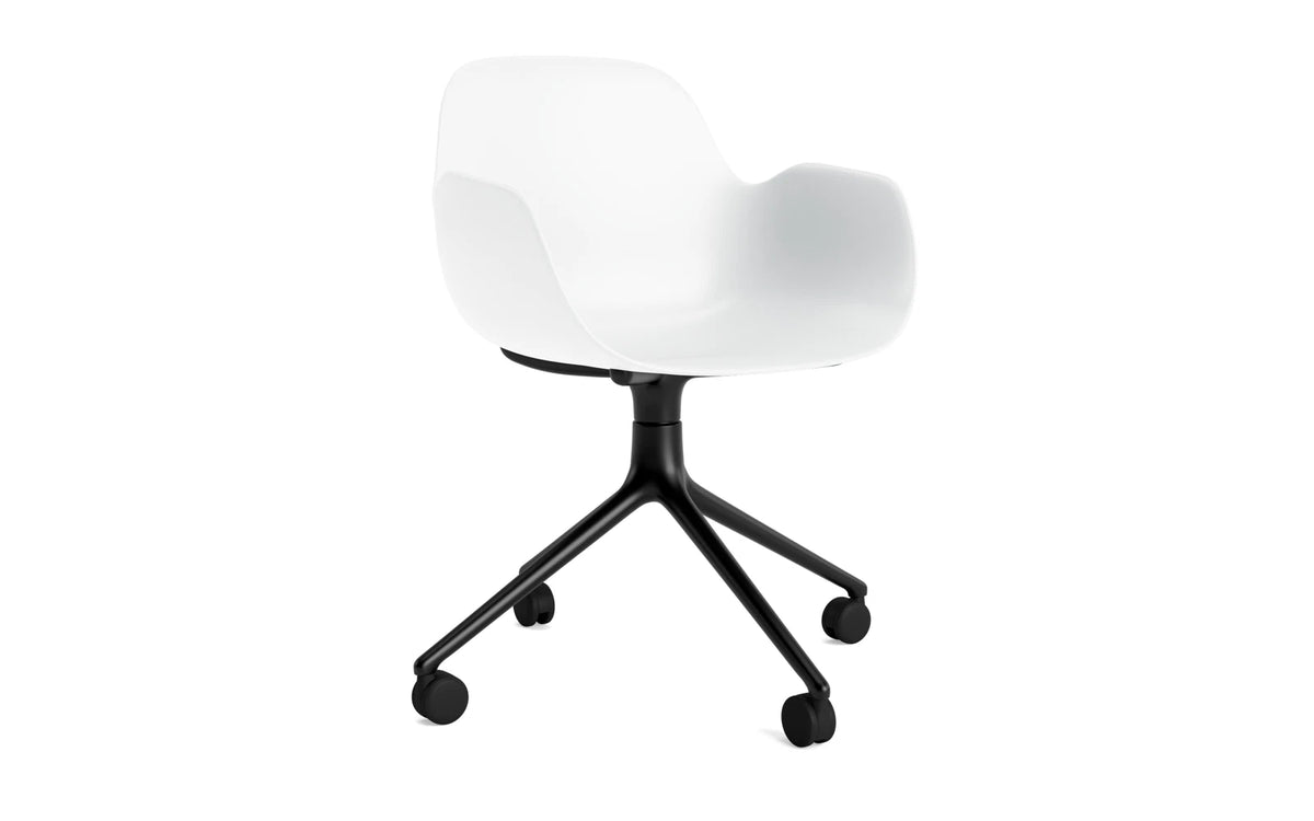 Form Drehstuhl 4W schwarzes Aluminium/weiss in Weiss präsentiert im Onlineshop von KAQTU Design AG. Bürostuhl ist von Normann Copenhagen