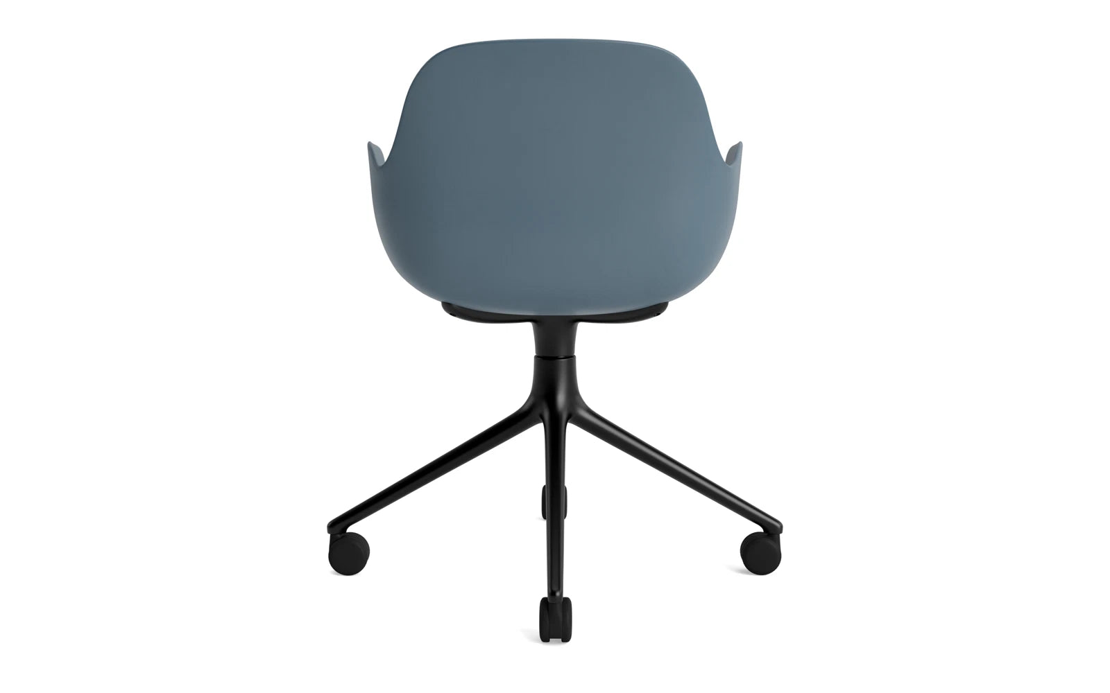 Erleben Sie den Form Drehsessel 4W von Normann Copenhagen: Ein eleganter, drehbarer Sessel aus schwarzem Aluminium mit einer stilvollen blauen Sitzschale.