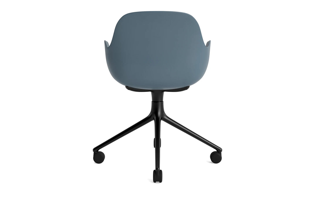 Form Drehstuhl 4W schwarzes Aluminium/blau in Blau präsentiert im Onlineshop von KAQTU Design AG. Bürostuhl ist von Normann Copenhagen