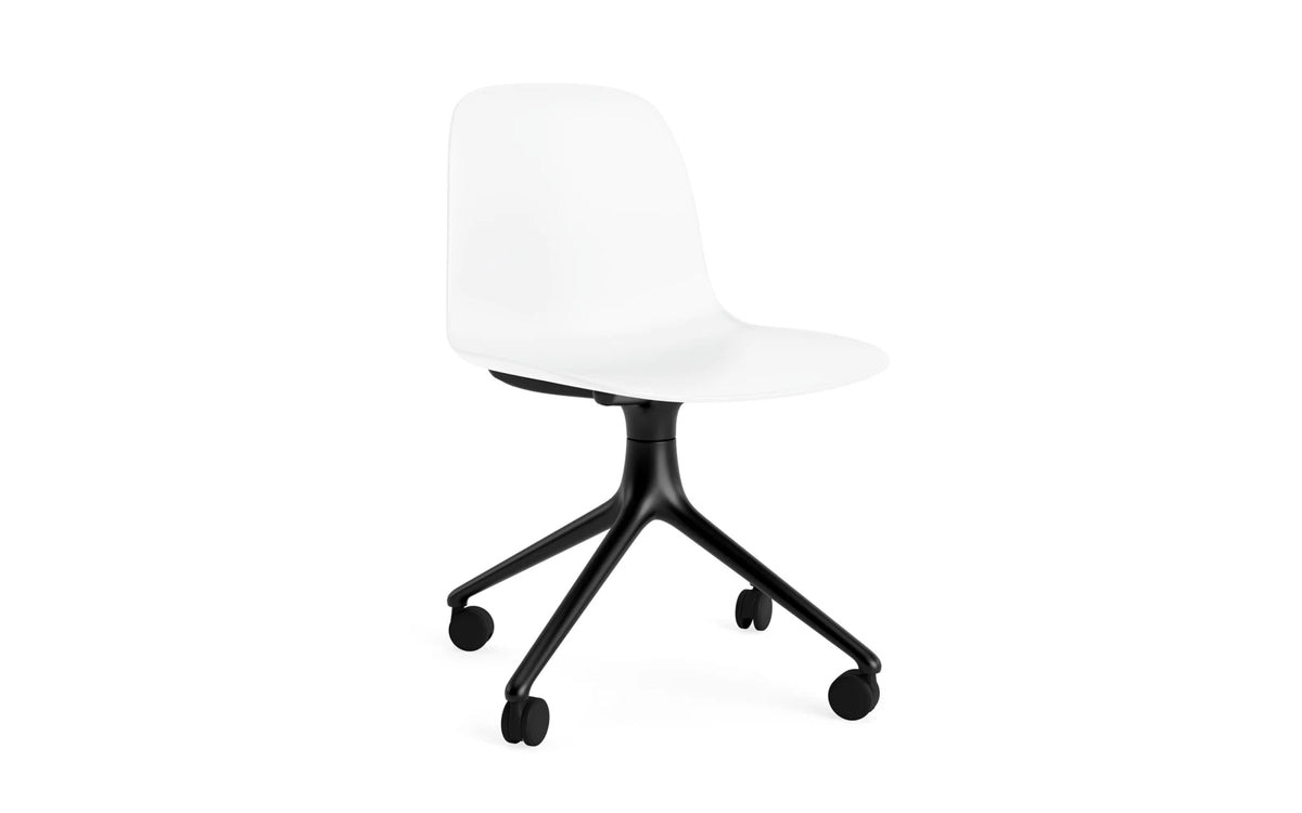 Form Drehstuhl 4W schwarzes Aluminium/weiss in Weiss präsentiert im Onlineshop von KAQTU Design AG. Drehstuhl ist von Normann Copenhagen