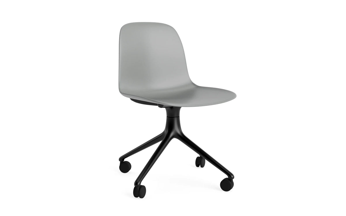 Form Drehstuhl 4W schwarzes Aluminium/grau in Grau präsentiert im Onlineshop von KAQTU Design AG. Drehstuhl ist von Normann Copenhagen