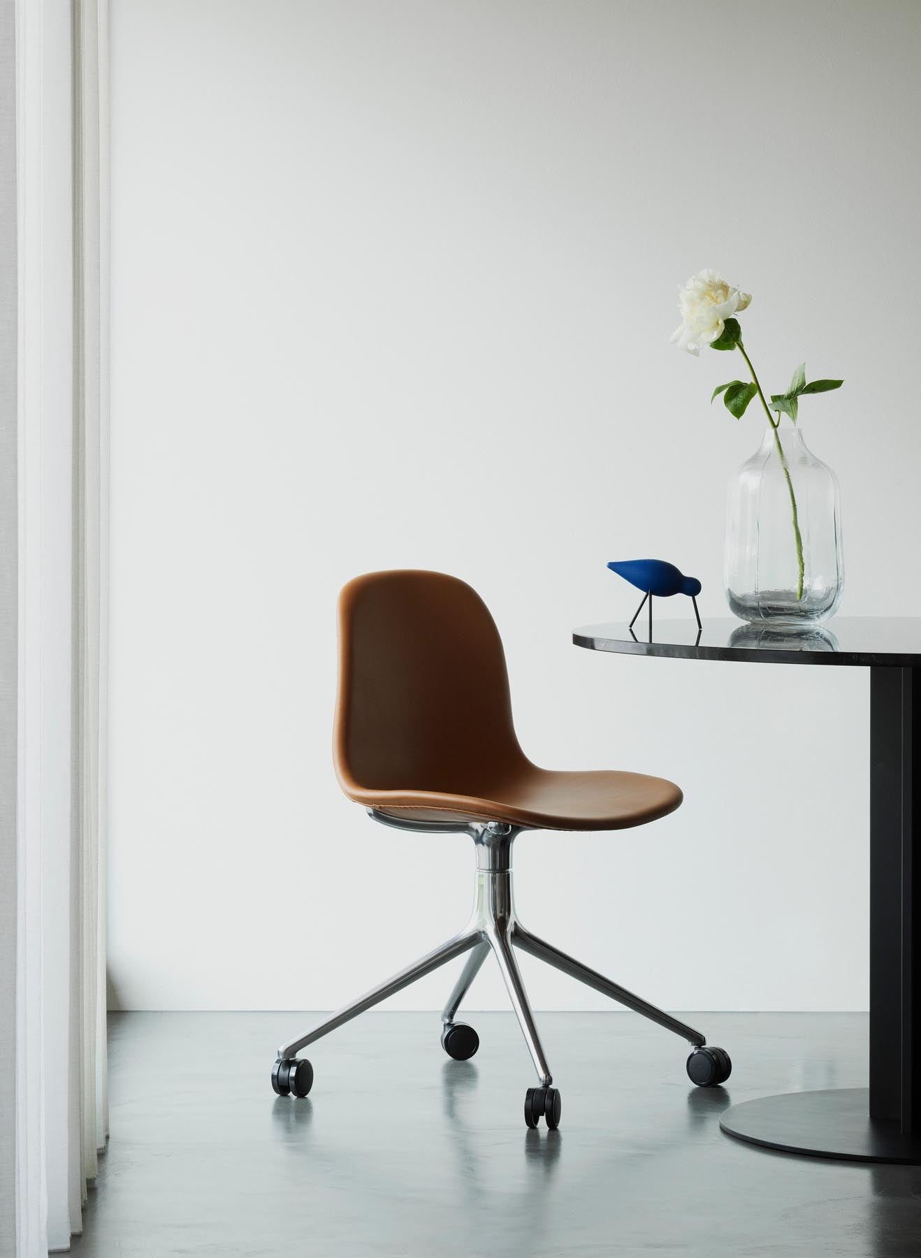 Entdecken Sie den Form Drehstuhl 4W von Normann Copenhagen – stilvolles Design mit schwarzem Aluminium und grauer Sitzschale, ideal für jeden Raum.