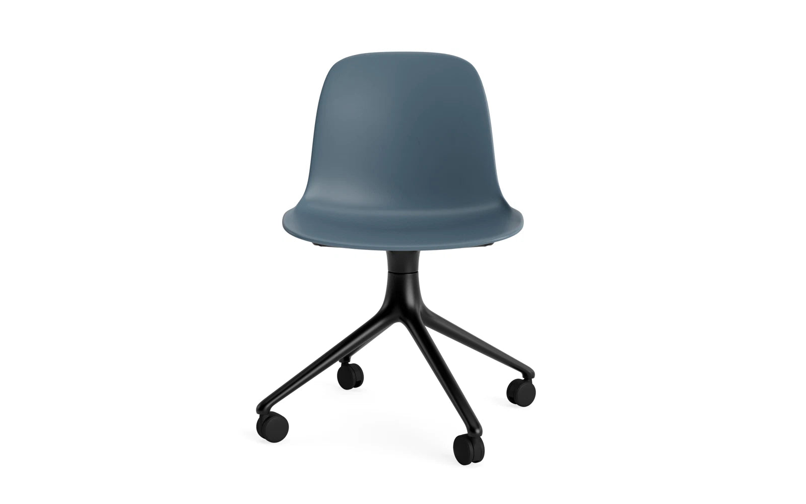 Erleben Sie den Form Drehstuhl 4W von Normann Copenhagen: stilvolles schwarzes Aluminium und eine auffällige blaue Sitzschale für modernes Wohnen.