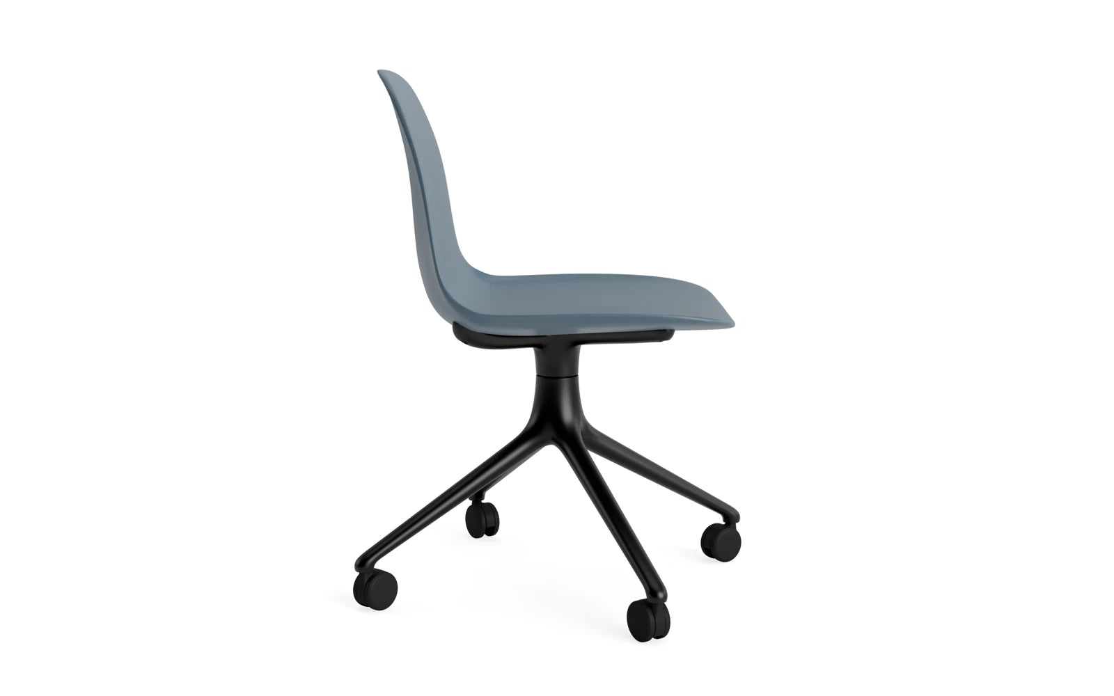 Entdecken Sie den Form Drehstuhl 4W von Normann Copenhagen: elegantes Design mit schwarzem Aluminium und blauer Sitzschale für jeden Raum.